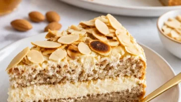 Vegane schwedische Mandeltorte auf einem Teller mit Dekoration