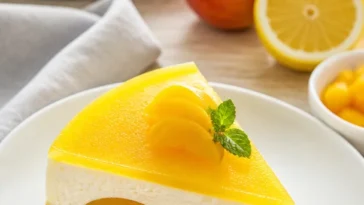 Vegane Torte mit frischen Früchten und schokoladiger Glasur