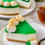Bunter Wackelpudding-Kuchen auf einem Teller, ideal für Partys und Feiern.