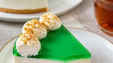 Bunter Wackelpudding-Kuchen auf einem Teller, ideal für Partys und Feiern.