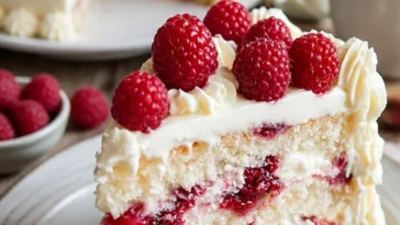 Weiße Schokolade Himbeer-Kuchen mit frischen Himbeeren