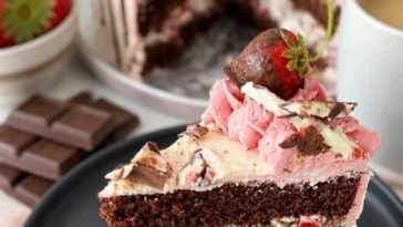Leckere Yogurette-Torte mit rosa Sahne auf einem Teller