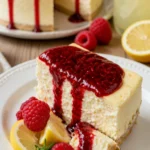 Zitronen-Himbeer-Käsekuchen auf einem Teller, perfekt für Dessertliebhaber.