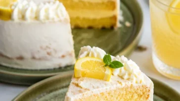 Zitronen-Mascarpone-Torte mit frischem Zitronengeschmack und cremiger Mascarponefüllung