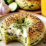 Frische Zucchini-Bagels auf einem Holzbrett