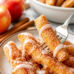 Knusprige und gesunde Air Fryer Apfel-Pommes auf einem Teller serviert.