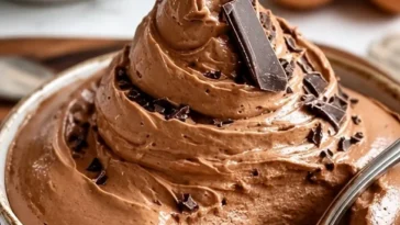 Baileys Schokoladenmousse in einer eleganten Dessertschale serviert