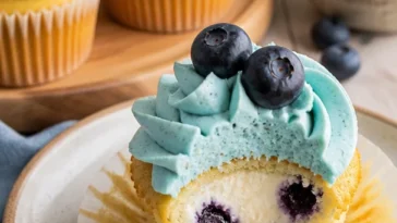Blaubeer-Cream-Cheese-Glasur auf einem herzhaften Kuchen