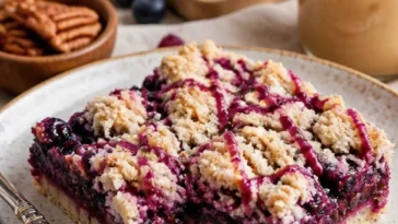 Blaubeer-Pecan-Crumble-Riegel mit frischen Blaubeeren und Pekannüssen