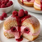 Brioche Donuts gefüllt mit Himbeercreme auf einem eleganten Teller