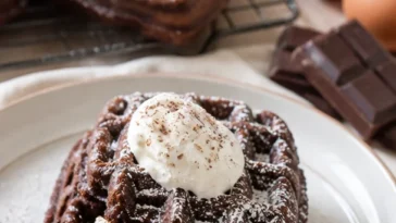 Gebackene brownie-waffeln serviert mit Schokoladensoße