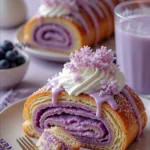 Dekadente Ube-Croissants mit lila Ube-Füllung auf einem Teller