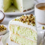 Dekadenter Kokosnuss-Pistazienpuddingkuchen auf einem eleganten Teller