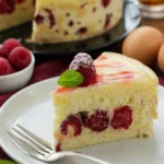 Himbeertorte mit Vanillecreme von Maren Lubbe auf einem elegant gedeckten Tisch.