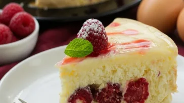 Himbeertorte mit Vanillecreme von Maren Lubbe auf einem elegant gedeckten Tisch.