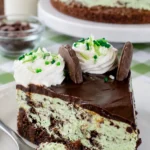 Dünne Minz-Käsekuchen-Brownie-Torte mit frischer Minze und Käsekuchenfüllung