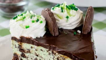 Dünne Minz-Käsekuchen-Brownie-Torte mit frischer Minze und Käsekuchenfüllung