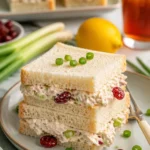 Einfache Hühnersalat-Teesandwiches auf einem Teller präsentiert