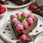 Einfache Schokoladen-Himbeer-Torte mit frischen Himbeeren und Schokolade
