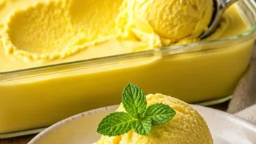 Einfache Zitroneneiscreme in einer Schale mit Zitronenscheiben