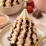 Einfache Softeis-Rezept ohne Ei in einer Eiswaffel serviert