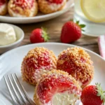 Erdbeer-Käsekuchen Crunch Bites auf einem Teller