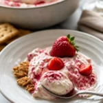 Erdbeer Käsekuchen Dip in einer Schüssel mit Erdbeeren dekoriert