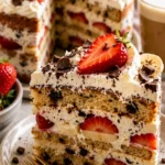 Erdbeeren-Stracciatella-Bananenkuchen mit frischen Erdbeeren und Schokoladensplittern