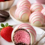Erdbeerkuchen Oreo Bälle auf einem Teller, dekoriert mit frischen Erdbeeren