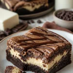 Frischkäse-Brownies auf einem Teller mit Schokoladenglasur