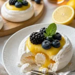 Fruchtiger Quarkkuchen mit bunten Früchten auf einem Teller