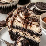 Fudgeswirled Oreo-Boden Cheesecake Cupcakes auf einem Tisch präsentiert