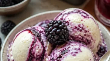 Hausgemachtes Brombeereis aus frischen Brombeeren für einen erfrischenden Genuss