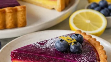 Heidelbeer-Zitronencreme-Tarte mit frischen Heidelbeeren und Zitronenfüllung