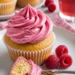 Himbeer-Buttercreme-Frosting auf einem leckeren Kuchen