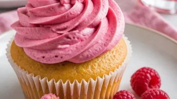 Himbeer-Buttercreme-Frosting auf einem leckeren Kuchen