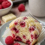 Himbeer-Frischkäse-Muffins mit weißer Schokolade frisch gebacken