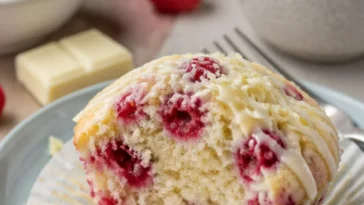 Himbeer-Frischkäse-Muffins mit weißer Schokolade frisch gebacken