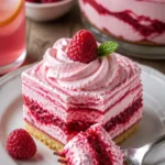 Himbeermousse mit frischen Himbeeren und Sahne in einem eleganten Dessertglas