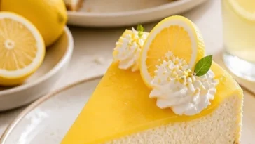 Leckerer Käsekuchen Zitrone mit frischer Zitrone und cremigem Käsebelag