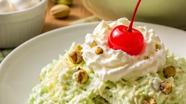 Klassischer Watergate-Salat mit frischen Zutaten und cremiger Sauce