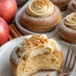 Kürbisgewürz-Cheesecake-Donuts auf einer dekorativen Platte