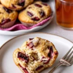 Luftige Muffins gefüllt mit Joghurt und Pflaumen auf einem Teller