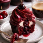 Luxuriöse Samt-Cupcakes mit Sauerkirschkompott auf einem weißen Teller