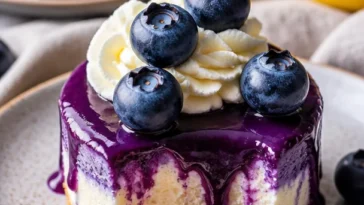 Mini Blaubeer-Käsekuchen mit frischen Heidelbeeren und cremiger Käsefüllung