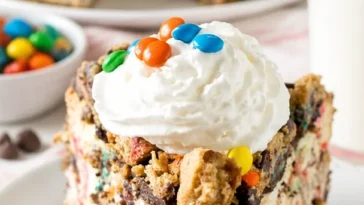 Monster-Kekse-Cheesecake mit bunten Keksen und cremiger Füllung