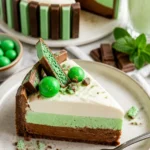 No-Bake KitKat Cheesecake mit Schokoladen-Minz-Geschmack auf einem Teller