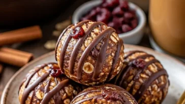No-Bake Kürbiskuchen Energiebissen auf einem Teller ansprechend präsentiert