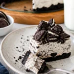 No-Bake Oreo-Käsekuchen mit Oreo-Keksen und Sahnefüllung, perfekt für Dessertliebhaber.