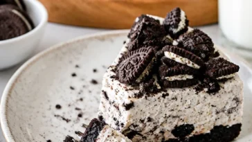 No-Bake Oreo-Käsekuchen mit Oreo-Keksen und Sahnefüllung, perfekt für Dessertliebhaber.
